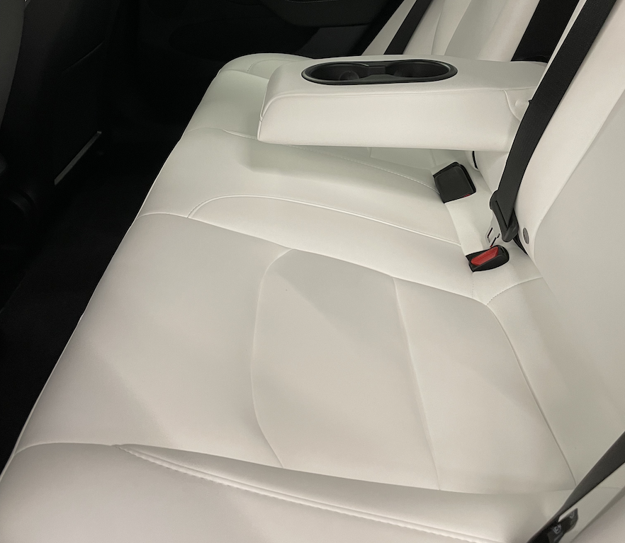 Tesla Model 3 - Versiegelung der weißen Sitzbezüge