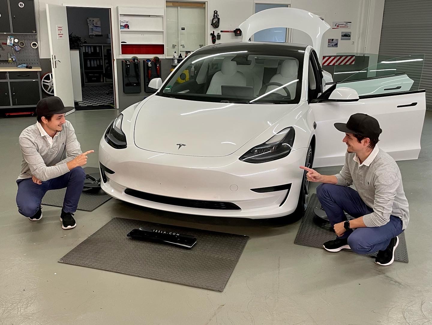 Tinz Twins und Tesla Model 3 (November 2022)