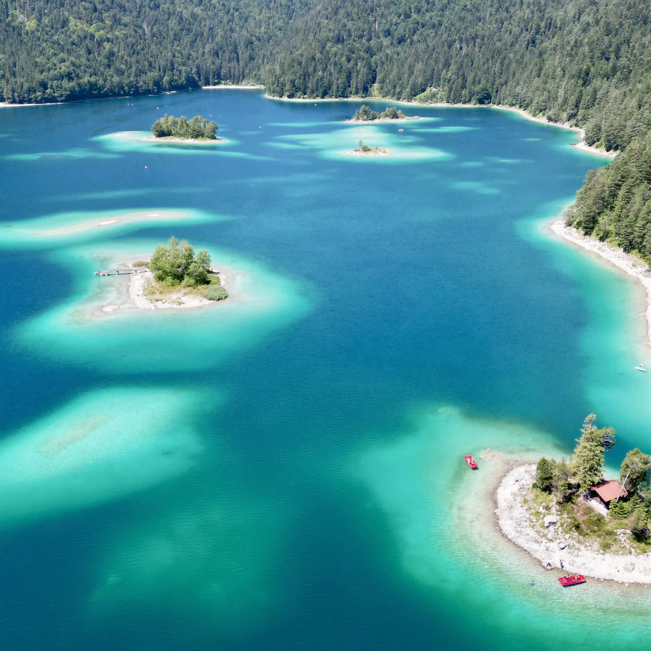 Kleine Inseln mitten im Eibsee