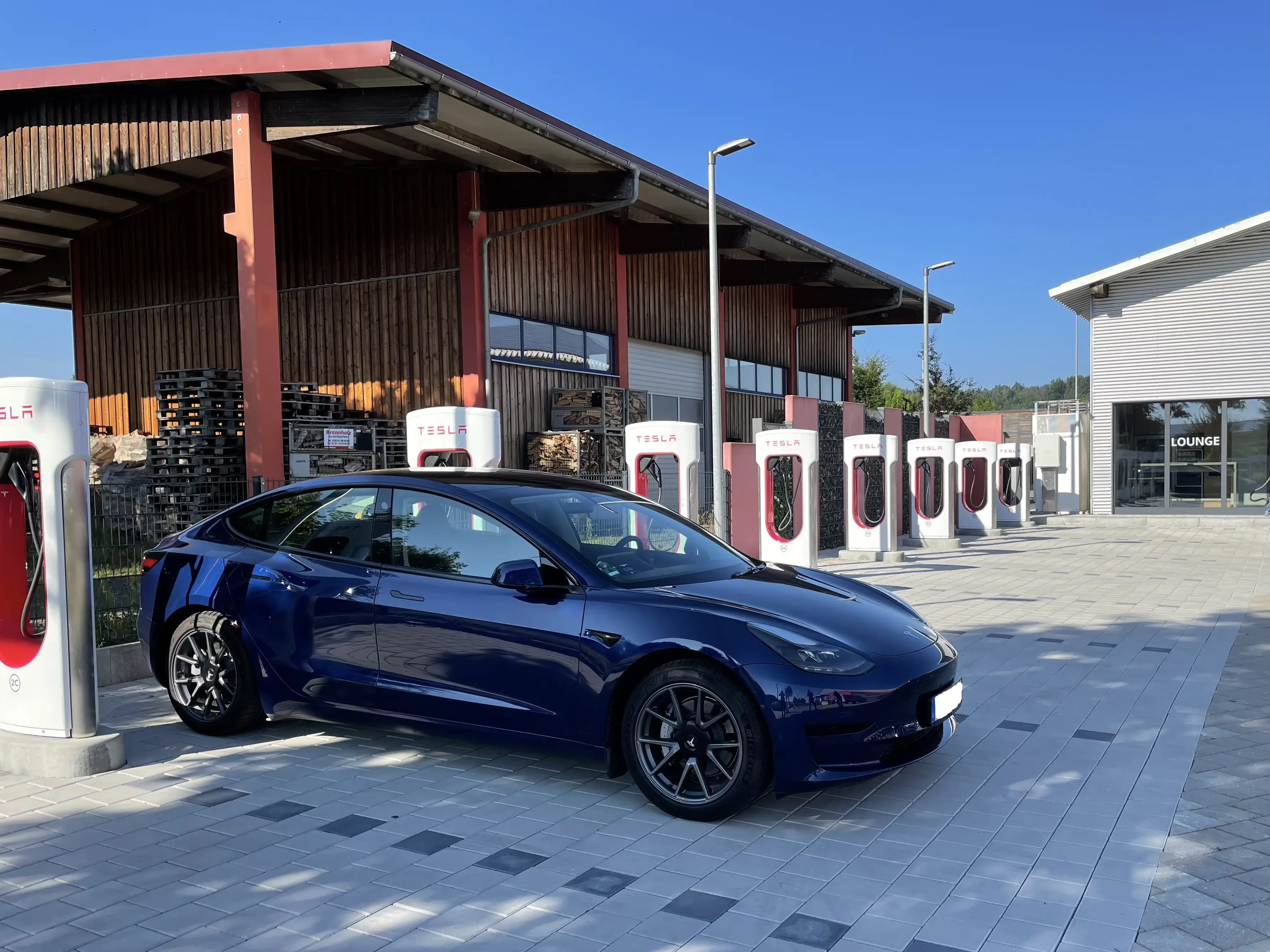 Tesla Supercharger in Woringen mit Lounge