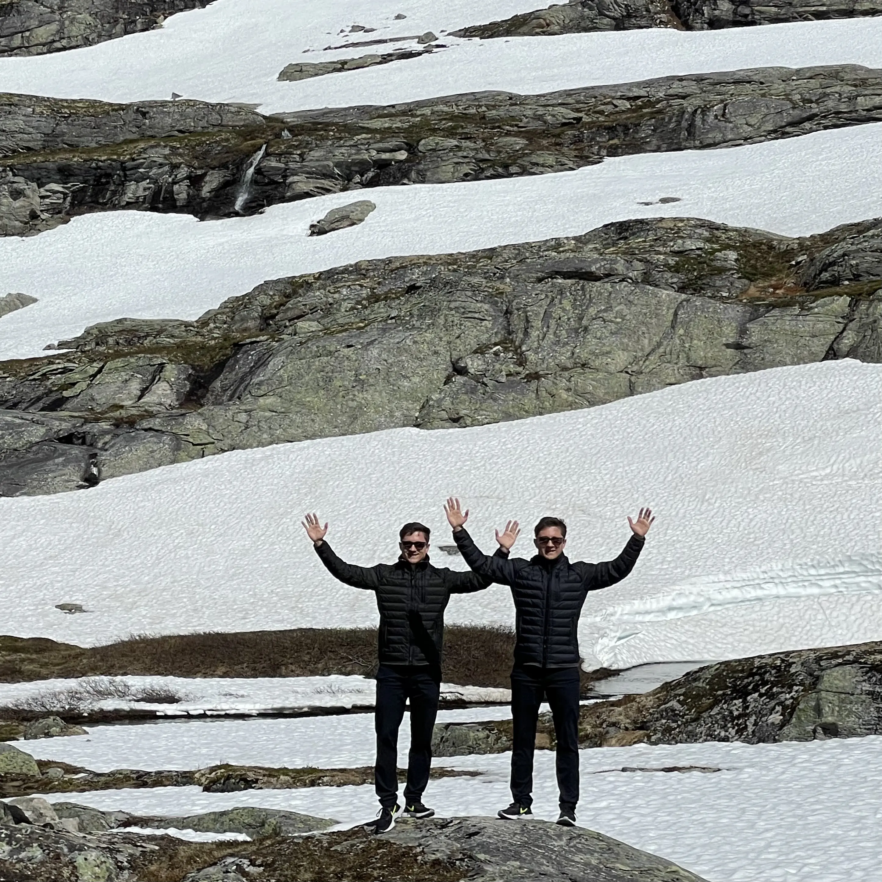 Tinz Twins in der Natur Norwegens